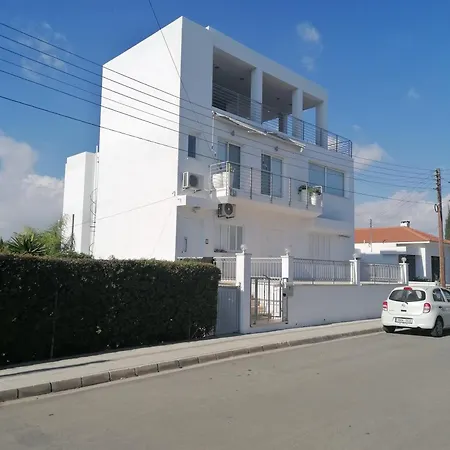 Entire Family 950m From Sea, 1350 From Nautical Club Lägenhet Larnaca